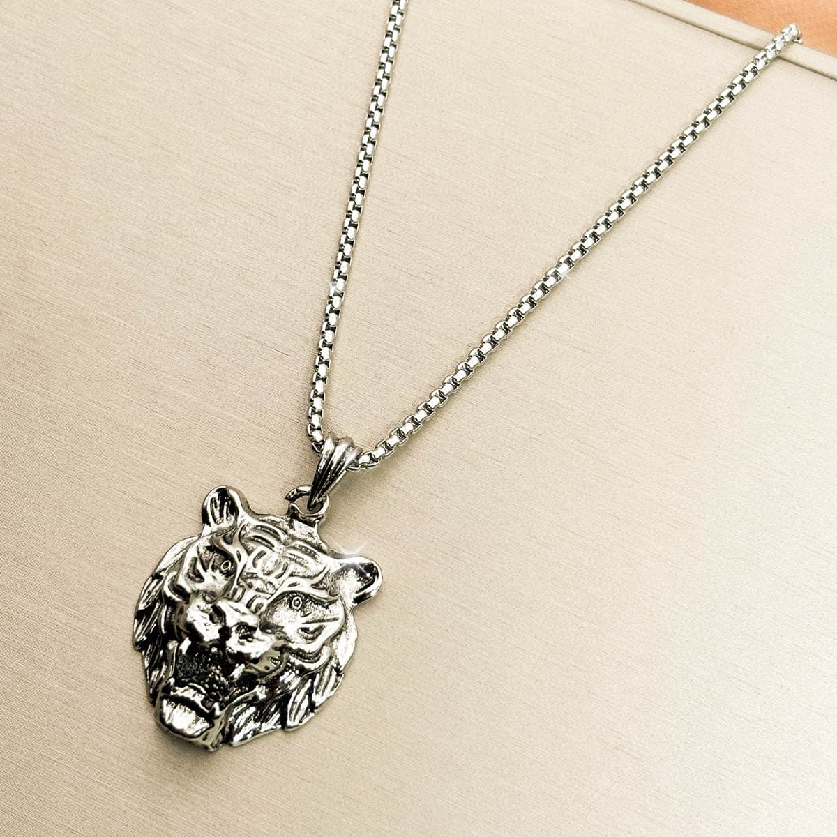 Edelstahl-Herrenkette in Silber mit massivem Tigerkopf-Anhänger im Vintage-Look, Nahaufnahme von rechts.