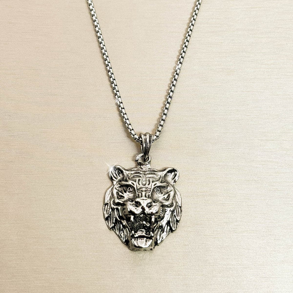 Edelstahl-Herrenkette in Silber mit massivem Tigerkopf-Anhänger im Vintage-Look, Nahaufnahme