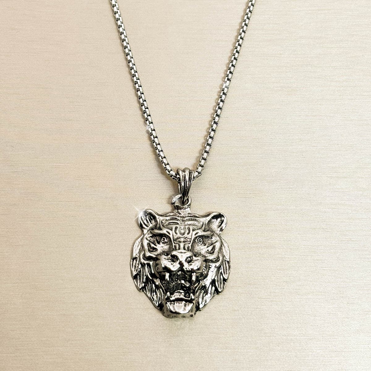 Edelstahl-Herrenkette in Silber mit massivem Tigerkopf-Anhänger im Vintage-Look, Nahaufnahme