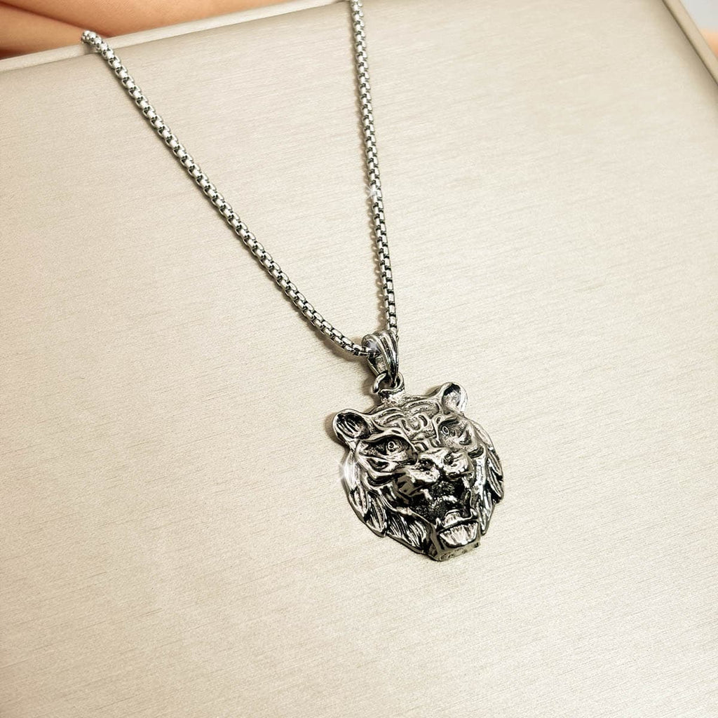 Edelstahl-Herrenkette in Silber mit massivem Tigerkopf-Anhänger im Vintage-Look, Nahaufnahme von links