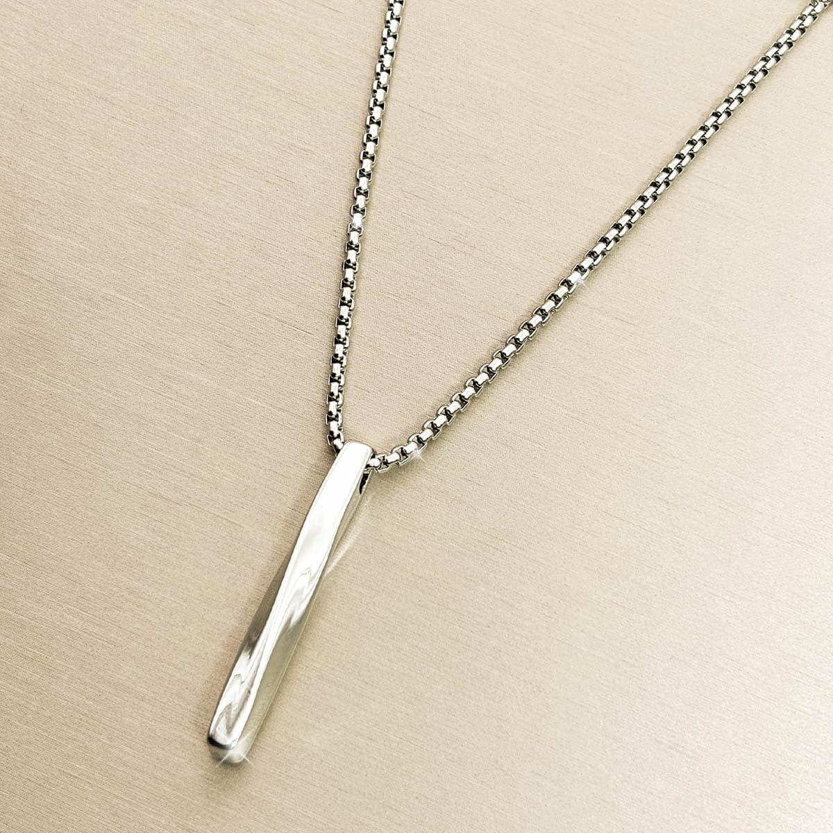 Silberfarbene Herren-Halskette mit schlichtem, gedrehtem Stab-Anhänger aus Edelstahl, Produktfoto von rechts