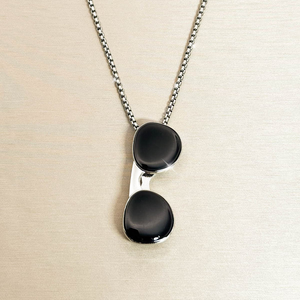 Kreative Herren-Kette aus Edelstahl in Silber mit schwarzem Sonnenbrillen-Anhänger, Detail-Aufnahme.