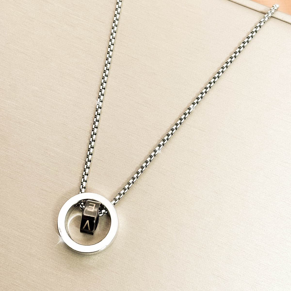 Herren-Halskette silberfarbenen mit Love Ring Anhänger, Produktfoto links