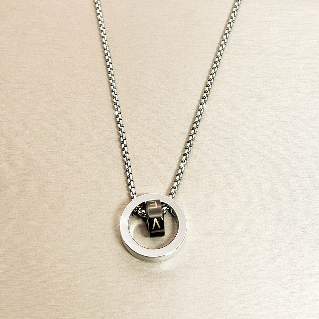 Herren-Halskette silberfarbenen mit Love Ring Anhänger, Produktfoto.