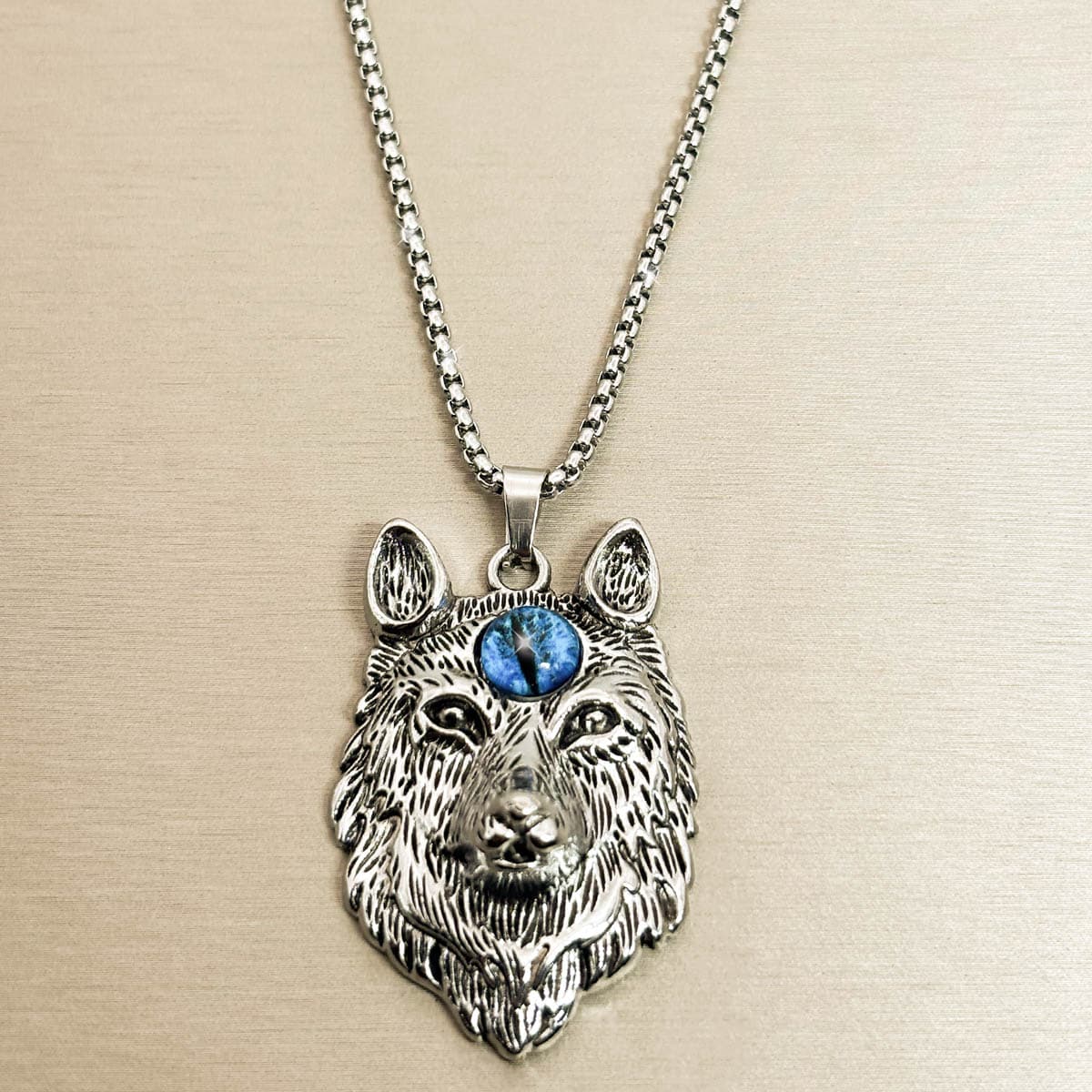 Herren Halskette mit massivem Wolfskopf-Anhänger aus silberfarbenem Edelstahl und blauem Akzent, Produktfoto