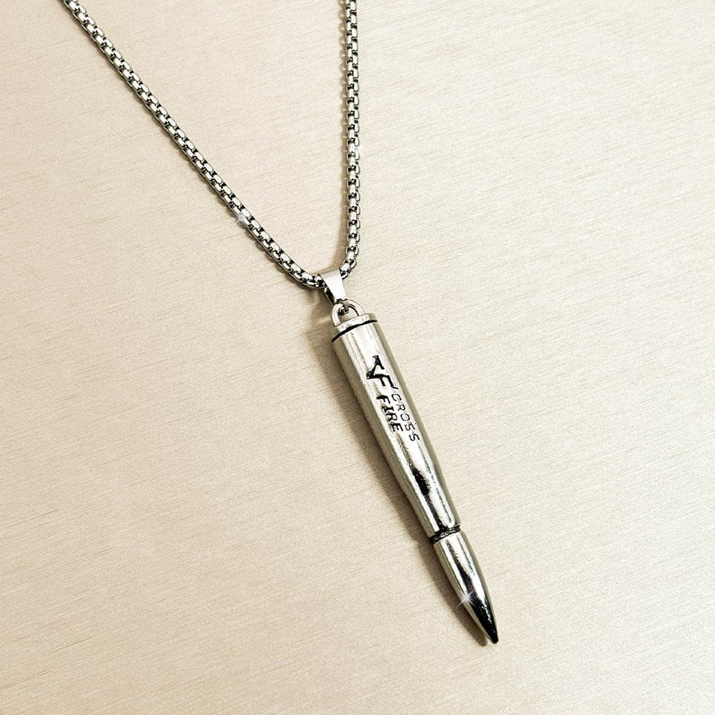 Edelstahl-Herrenkette in Silber mit glänzendem Patronen-Anhänger, beschriftet mit Cross Fire.