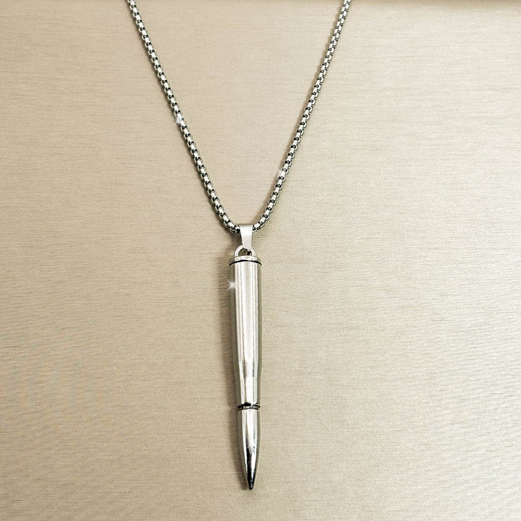 Edelstahl-Herrenkette in Silber mit glänzendem Patronen-Anhänger, Nahaufnahme.