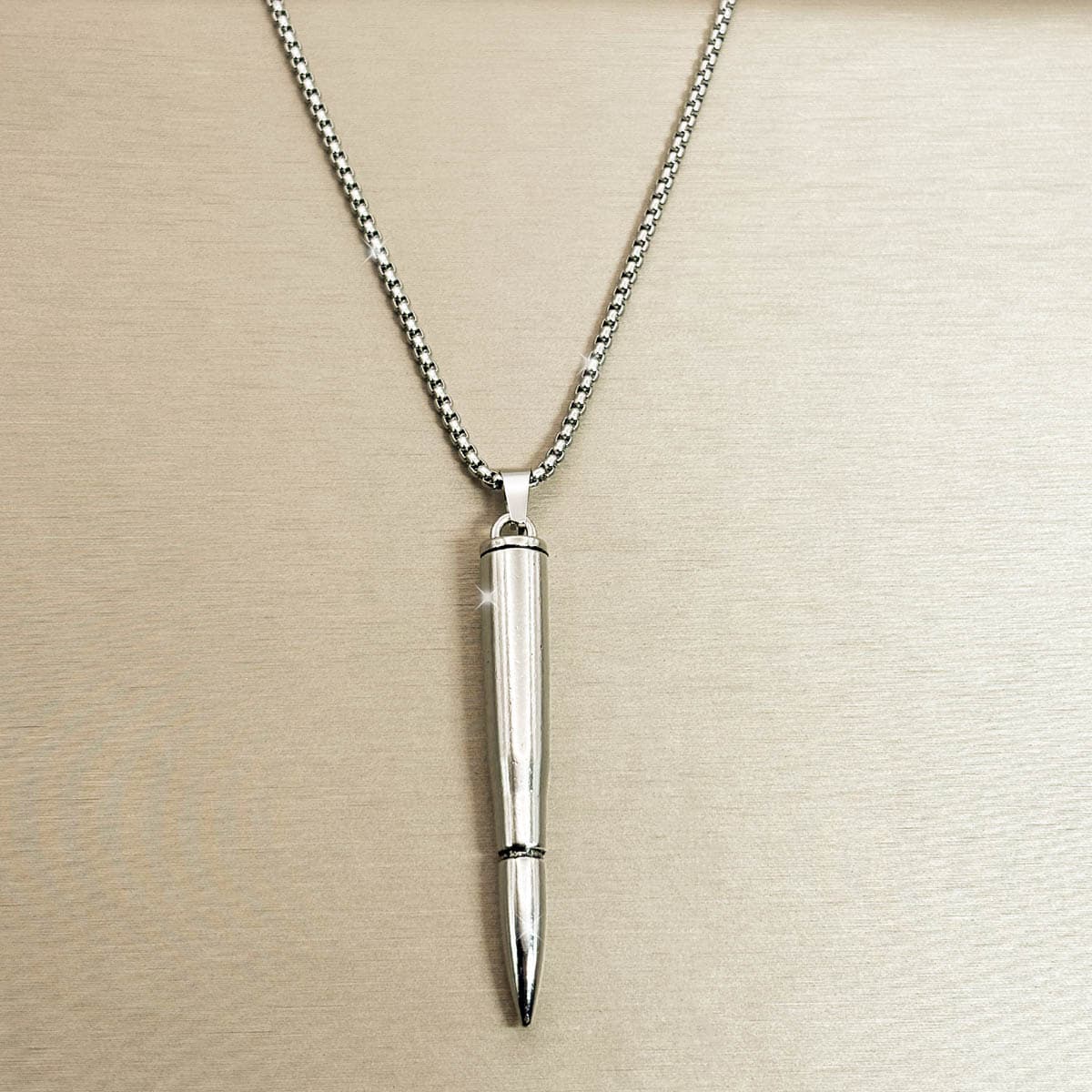 Edelstahl-Herrenkette in Silber mit glänzendem Patronen-Anhänger, Nahaufnahme.