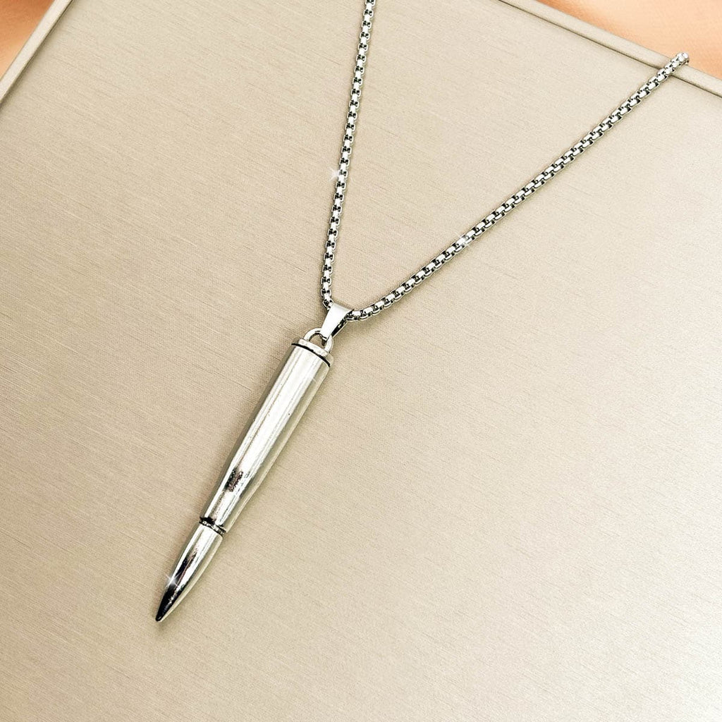 Edelstahl-Herrenkette in Silber mit glänzendem Patronen-Anhänger, Nahaufnahme von links