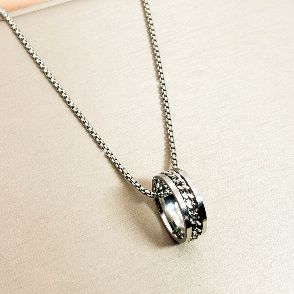 Silberfarbene Edelstahl-Halskette für Herren mit zwei verbundenen, verzierten Ovalen, Nahaufnahme