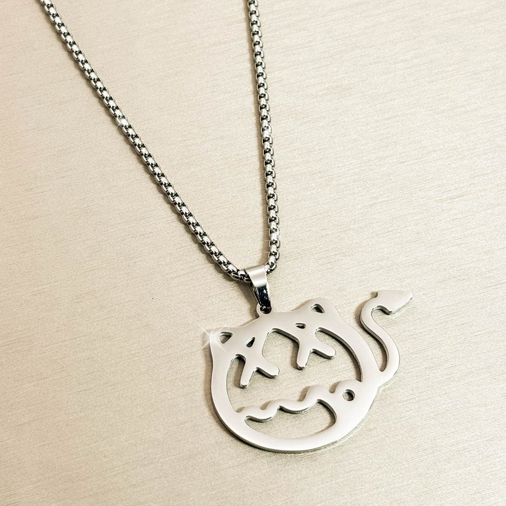 Kreative Herren-Kette aus Edelstahl in Silber mit ausgeschnittenem Teufelchen-Motiv, Detail-Aufnahme von rechts.
