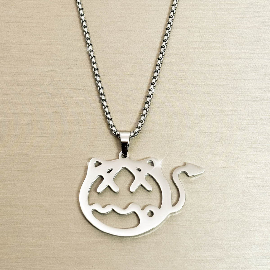 Kreative Herren-Kette aus Edelstahl in Silber mit ausgeschnittenem Teufelchen-Motiv, Detail-Aufnahme.