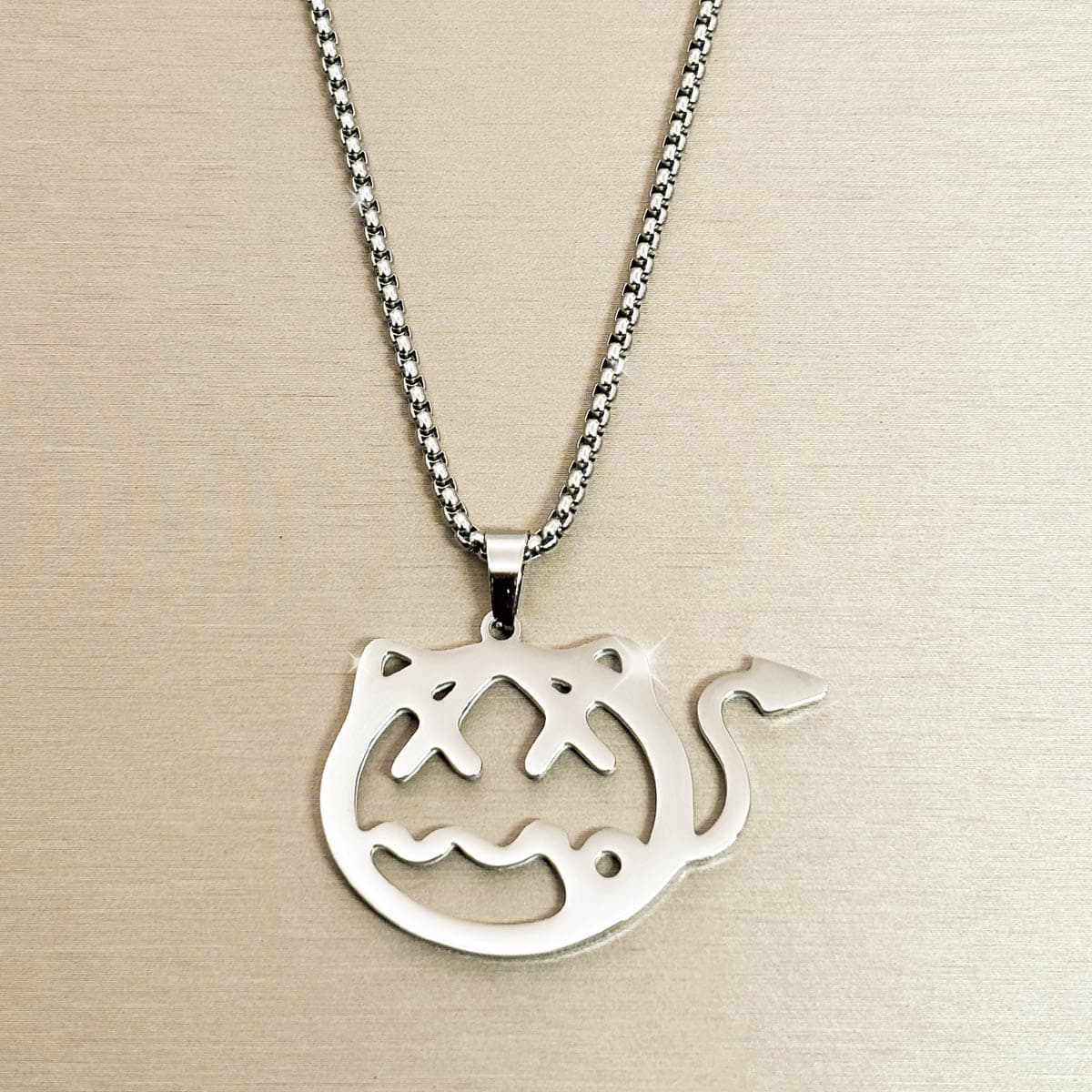Kreative Herren-Kette aus Edelstahl in Silber mit ausgeschnittenem Teufelchen-Motiv, Detail-Aufnahme.
