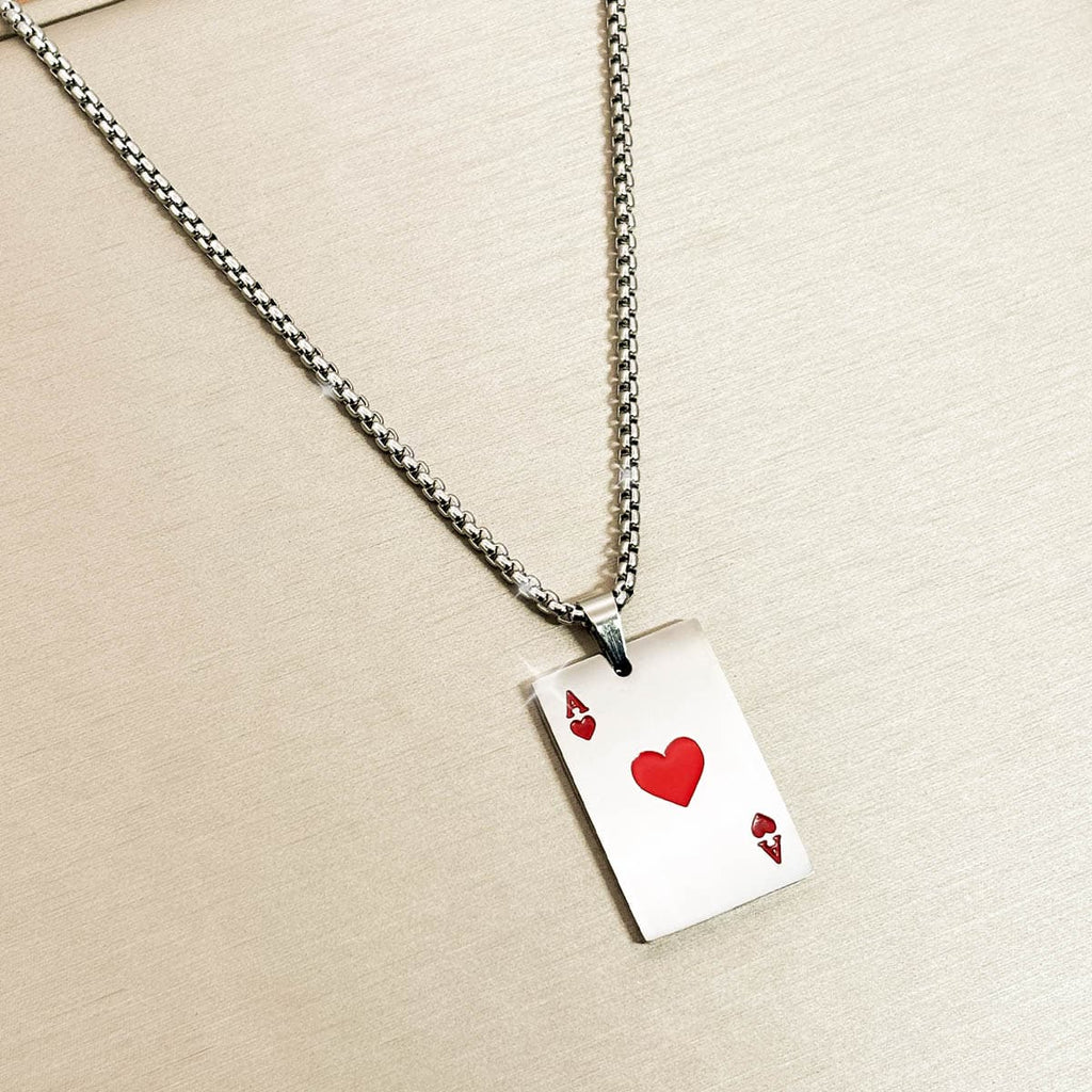 Herren Halskette aus Edelstahl in Silber mit einer Herz-Ass Spielkarte als Anhänger, Produktfoto von links