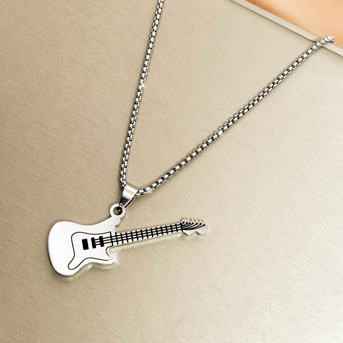 Herren Halskette aus silberfarbenem Edelstahl mit einem E Gitarren Anhänger, Produktfoto links
