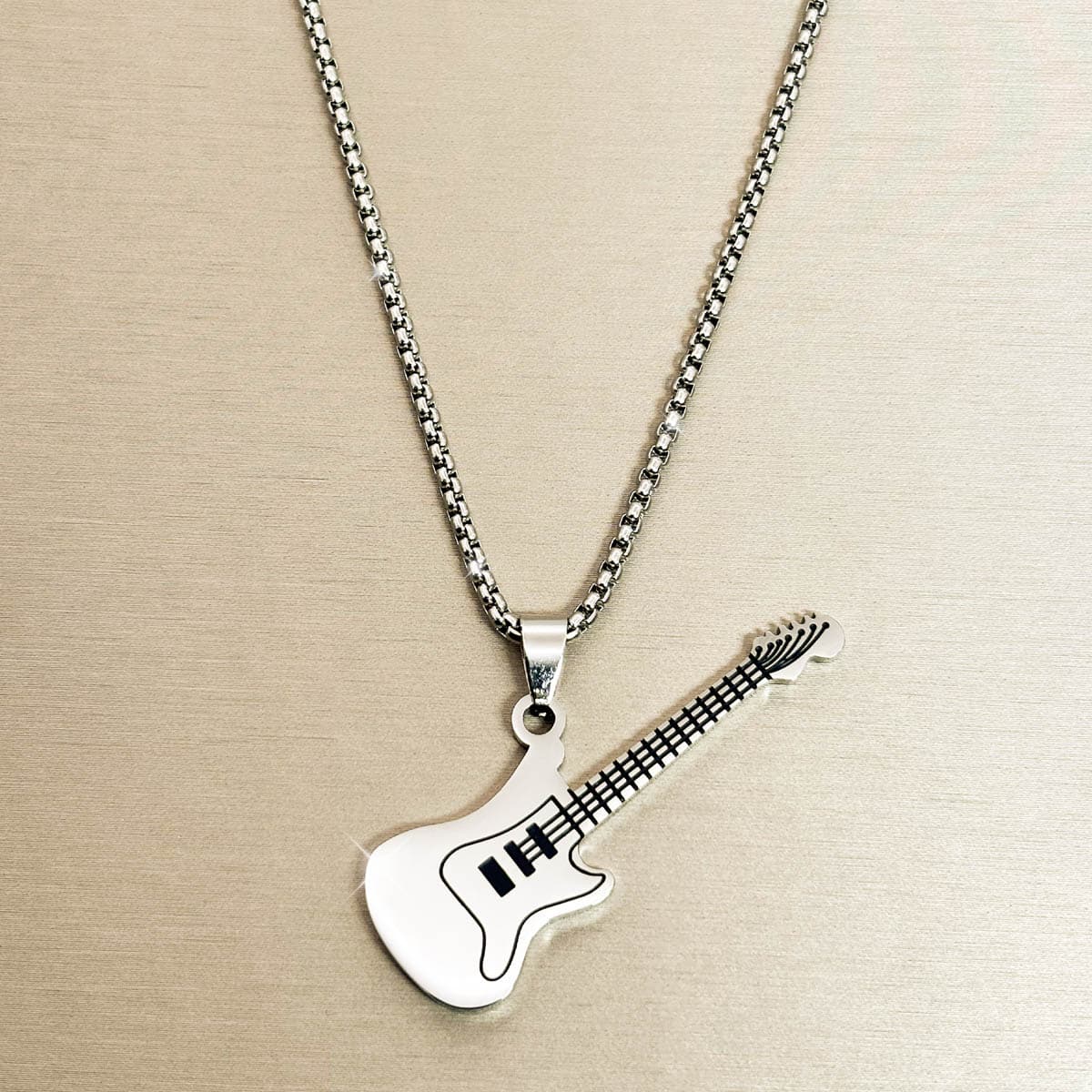 Herren Halskette aus silberfarbenem Edelstahl mit einem E Gitarren Anhänger, Produktfoto 