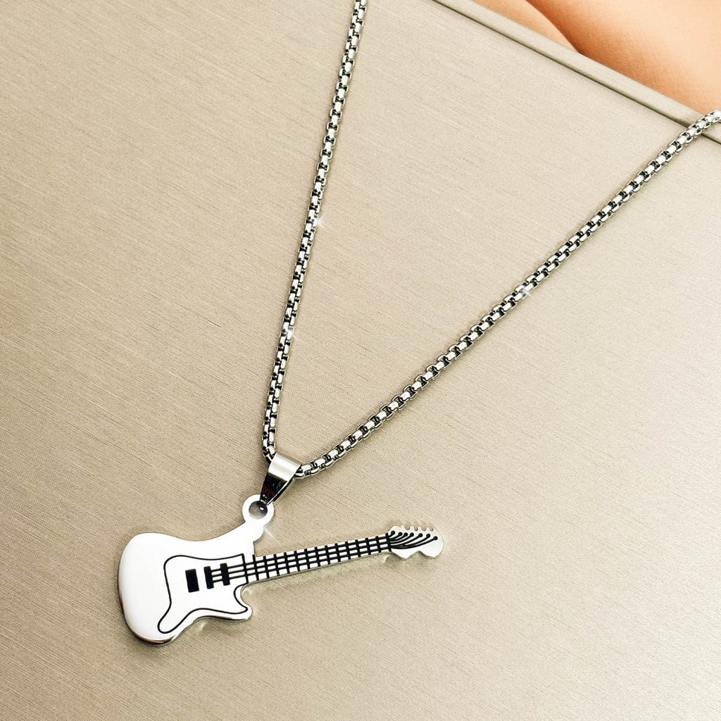 Herren Halskette aus silberfarbenem Edelstahl mit einem E Gitarren Anhänger, Produktfoto von links