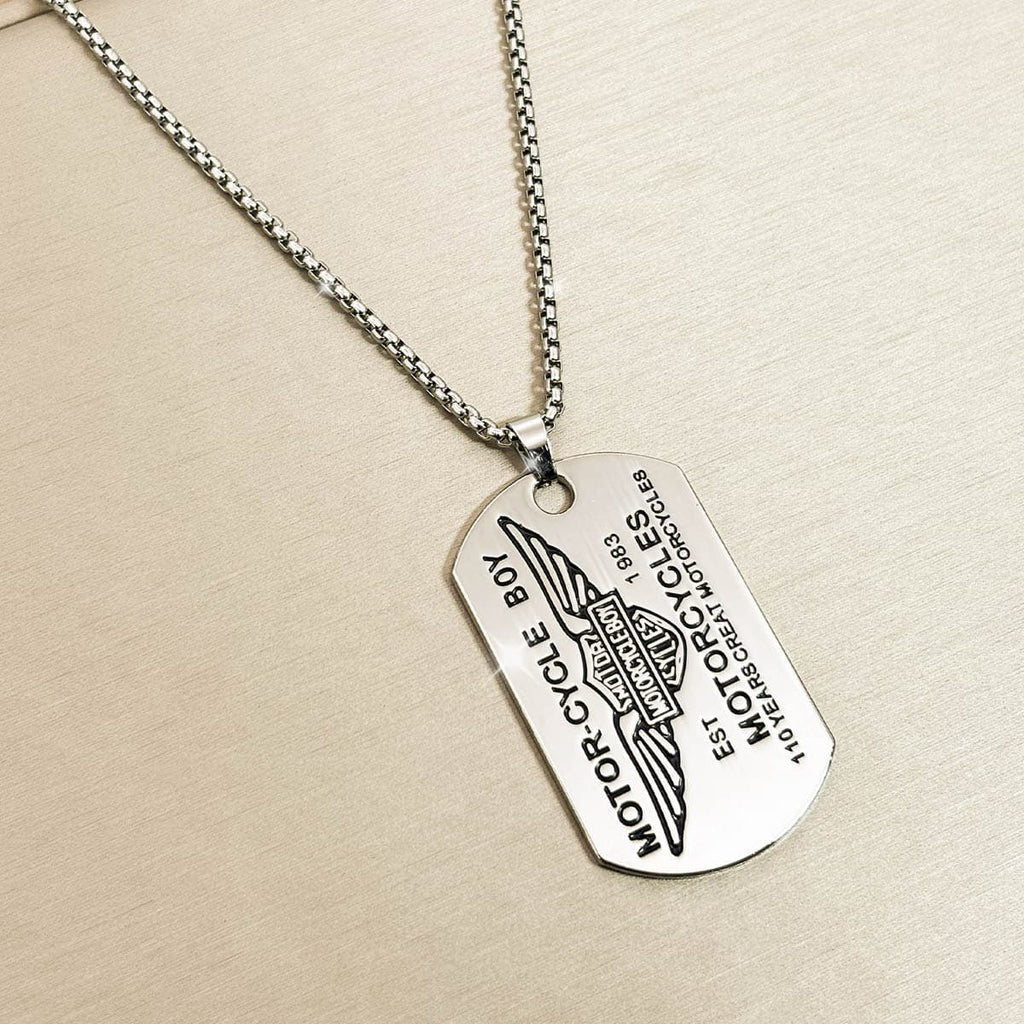 Silberfarbene Edelstahl Herrenkette mit graviertem Dog-Tag-Anhänger im Biker-Stil, Produktfoto von rechts.