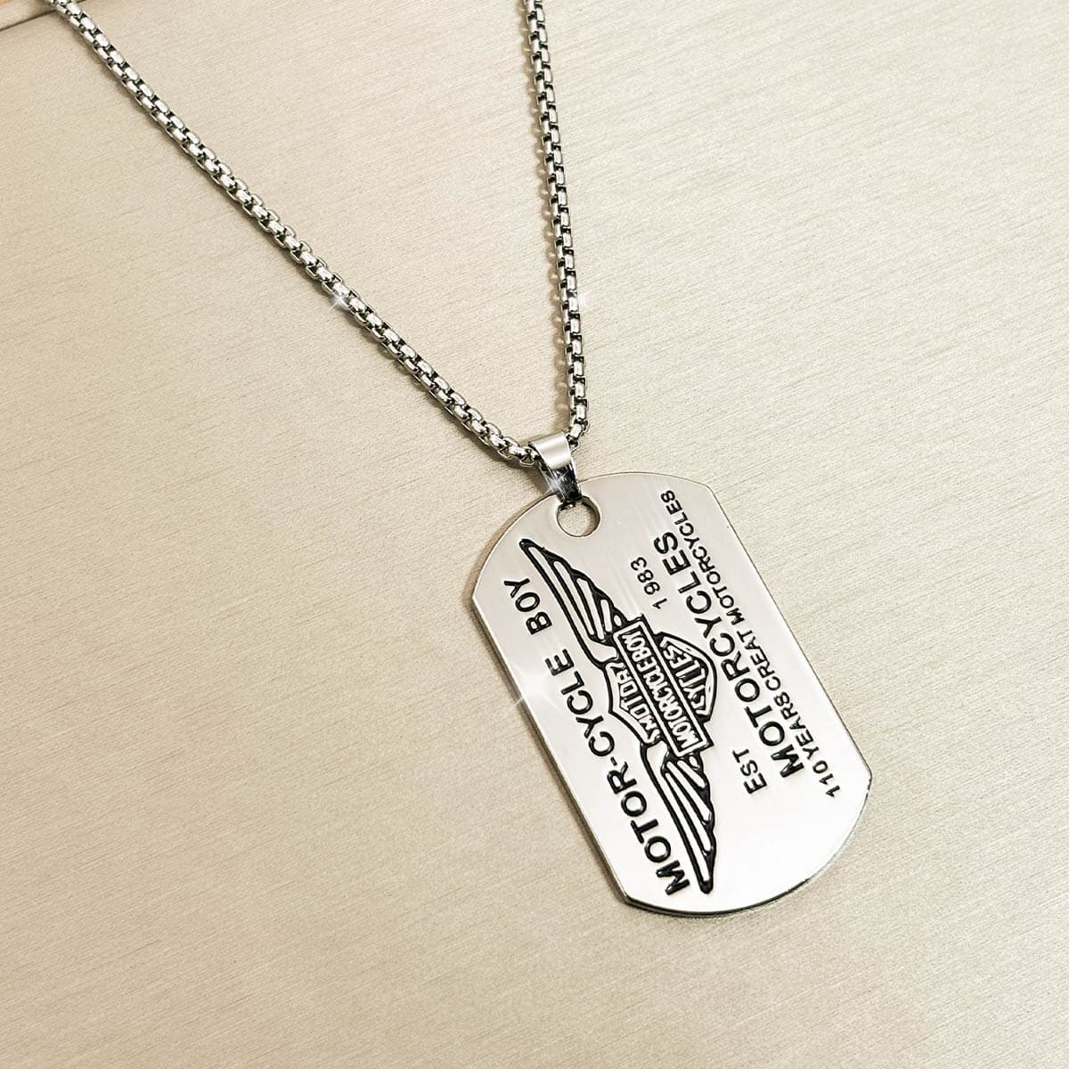 Silberfarbene Edelstahl Herrenkette mit graviertem Dog-Tag-Anhänger im Biker-Stil, Produktfoto von rechts.
