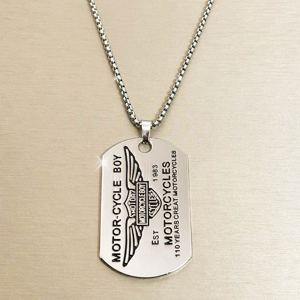 Silberfarbene Edelstahl Herrenkette mit graviertem Dog-Tag-Anhänger im Biker-Stil, Produktfoto