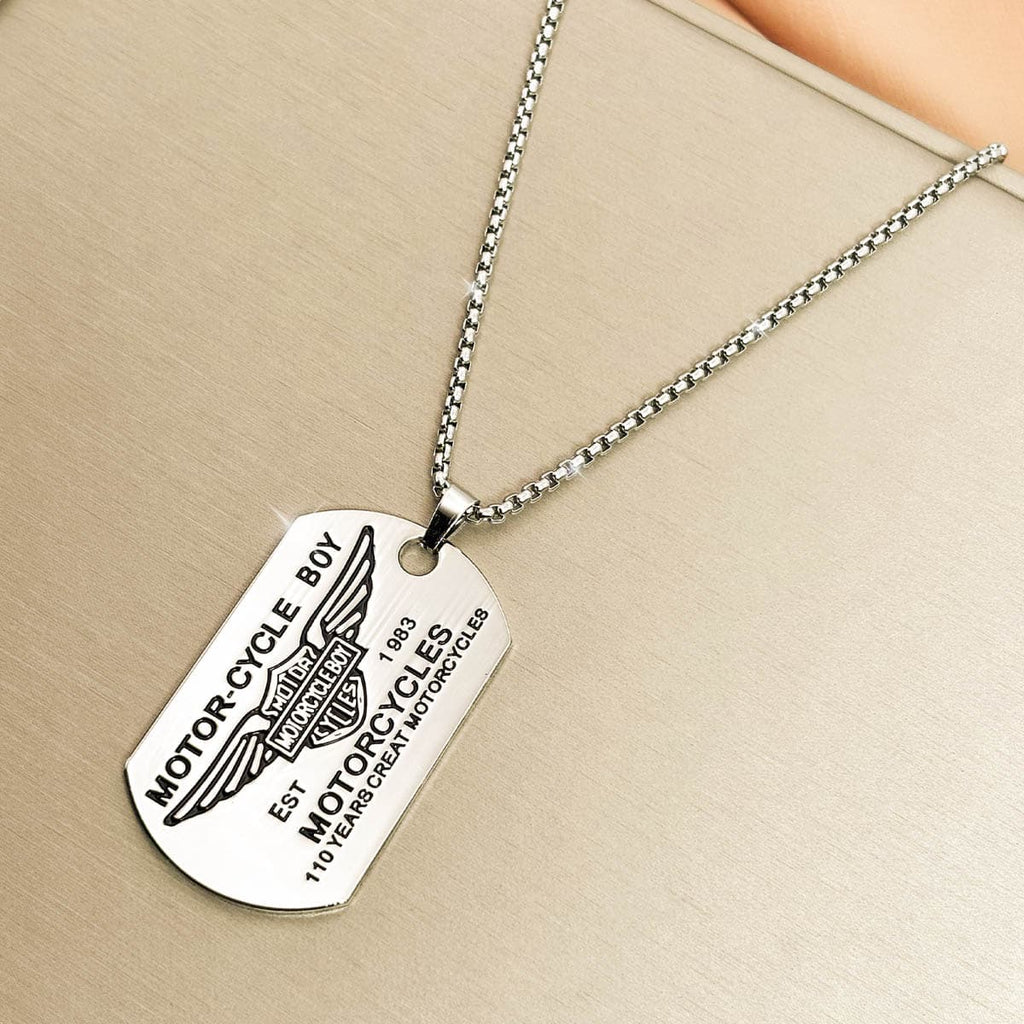 Silberfarbene Edelstahl Herrenkette mit graviertem Dog-Tag-Anhänger im Biker-Stil, Produktfoto von links