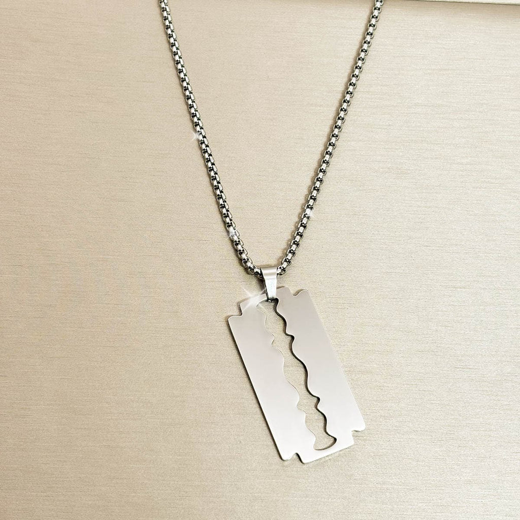 Edelstahl-Herrenkette in Silber mit glänzendem Anhänger in Form einer Rasierklinge, Nahaufnahme.