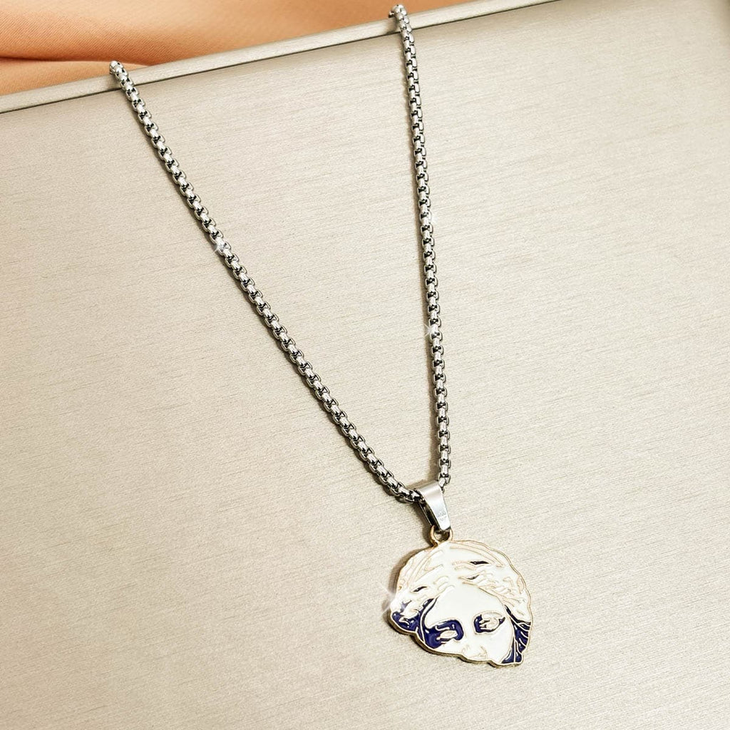 Herren-Kette aus Edelstahl in Silber mit einem runden Anhänger im antiken Porträt-Design, Detail-Aufnahme.