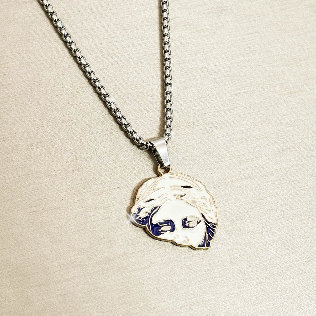 Herren-Kette aus Edelstahl in Silber mit einem runden Anhänger im antiken Porträt-Design, Detail-Aufnahme von rechts