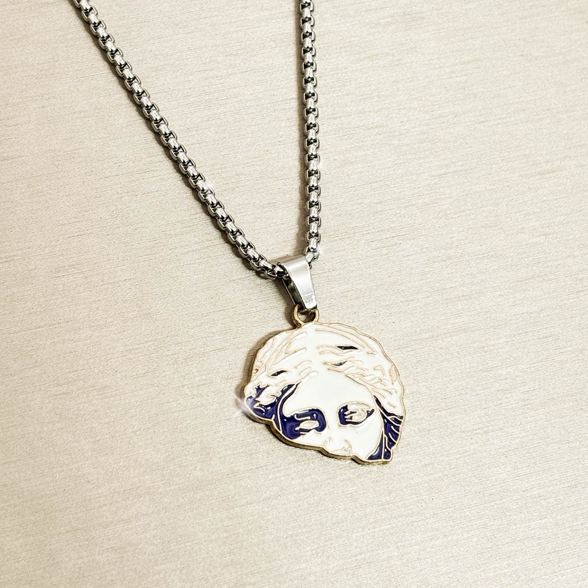 Herren-Kette aus Edelstahl in Silber mit einem runden Anhänger im antiken Porträt-Design, Detail-Aufnahme von rechts