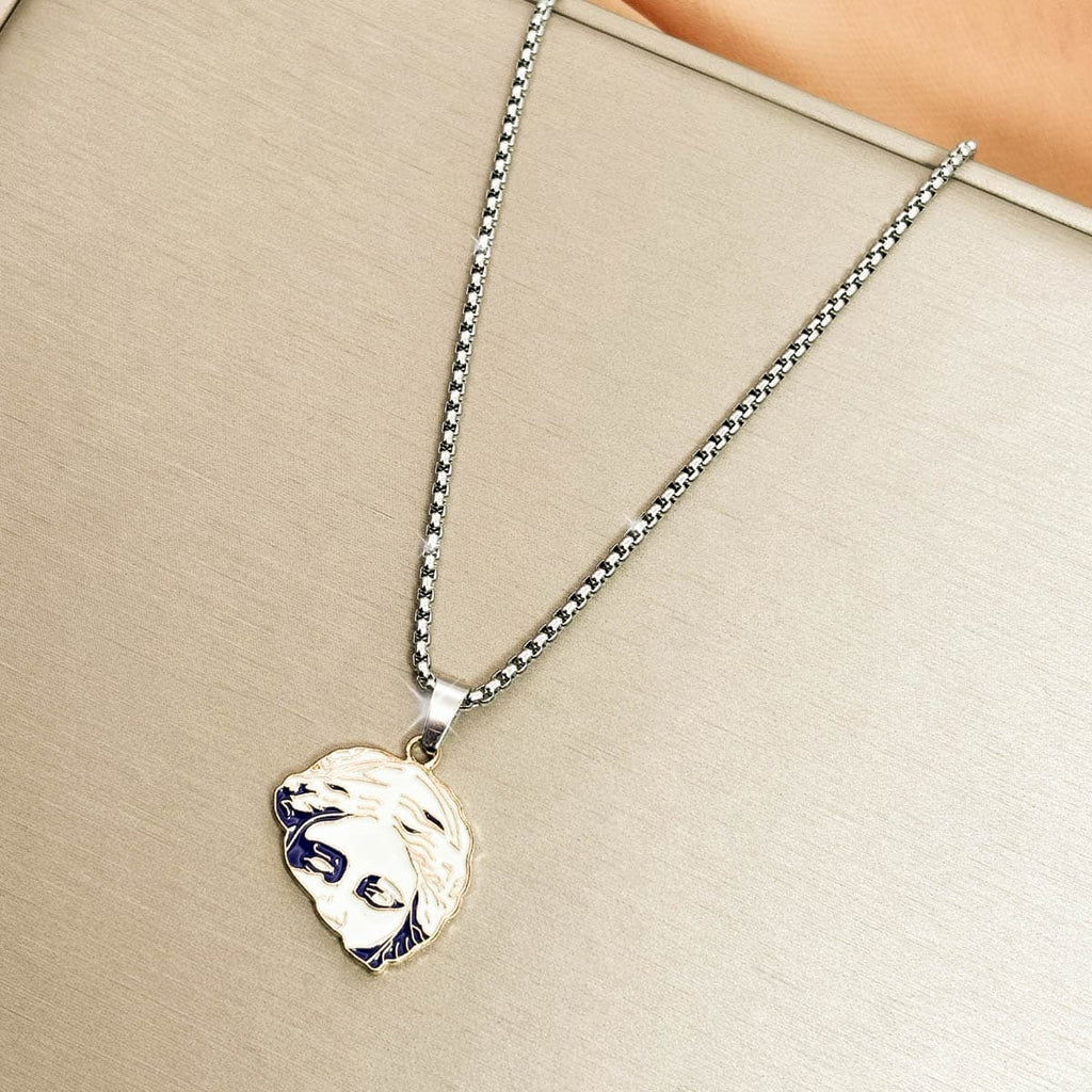 Herren-Kette aus Edelstahl in Silber mit einem runden Anhänger im antiken Porträt-Design, Detail-Aufnahme von links