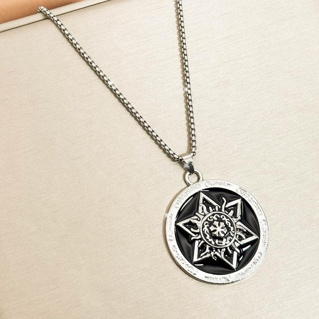 Herren-Halskette aus Edelstahl in Silber mit rundem Siegel-Anhänger, Hexagramm und Sonnen-Symbol, Produktfoto von rechts.