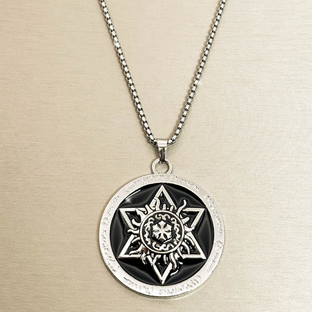 Herren-Halskette aus Edelstahl in Silber mit rundem Siegel-Anhänger, Hexagramm und Sonnen-Symbol, Produktfoto.