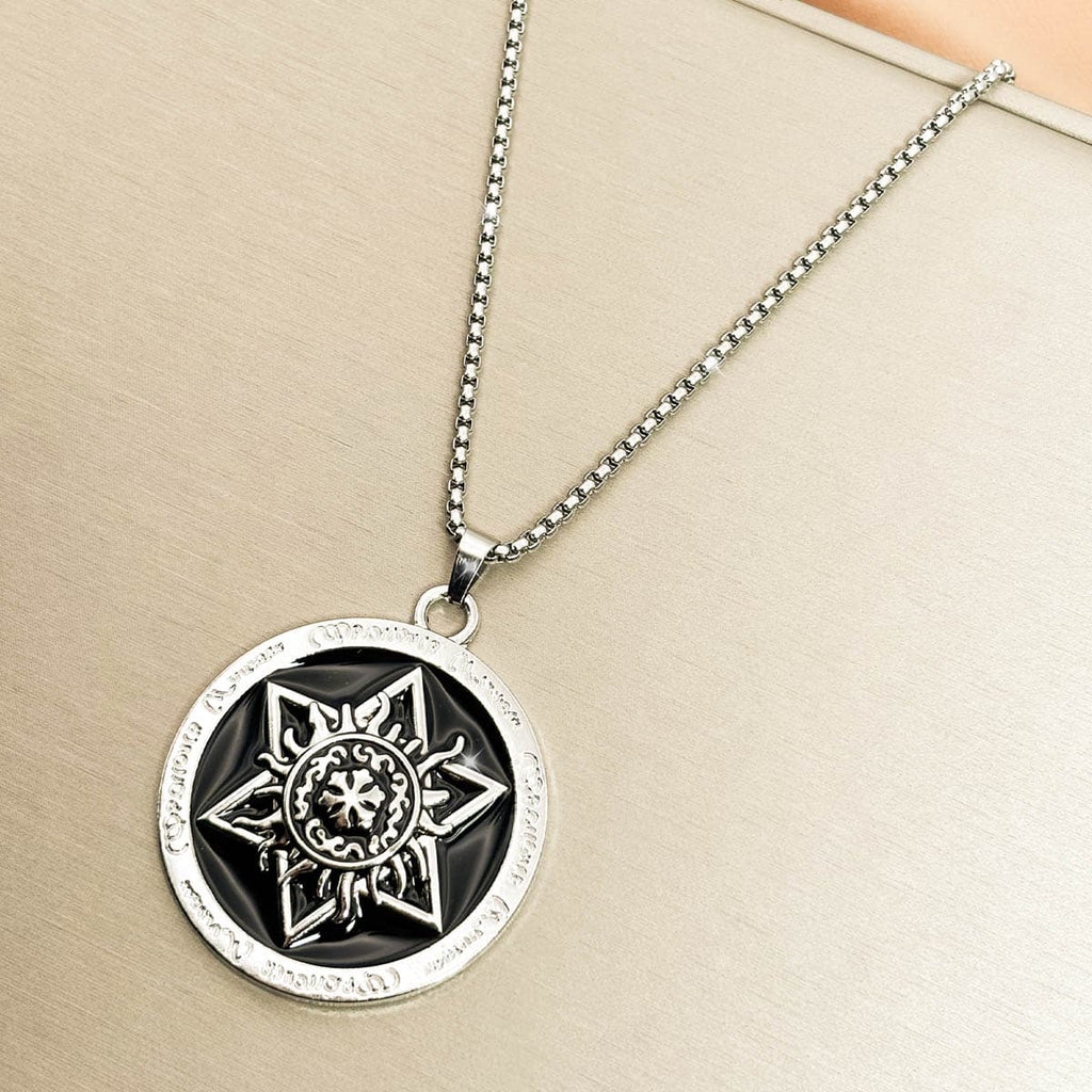 Herren-Halskette aus Edelstahl in Silber mit rundem Siegel-Anhänger, Hexagramm und Sonnen-Symbol, Produktfoto von links.