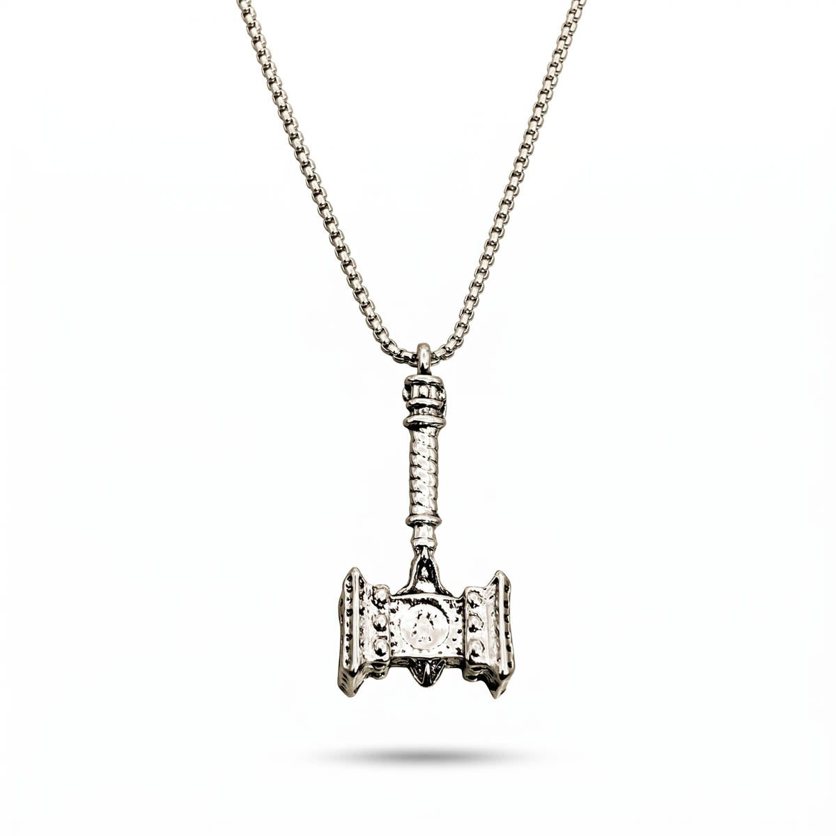 Silberfarbene Edelstahl-Herrenkette mit detailreichem Thors-Hammer-Anhänger, Hauptfoto.