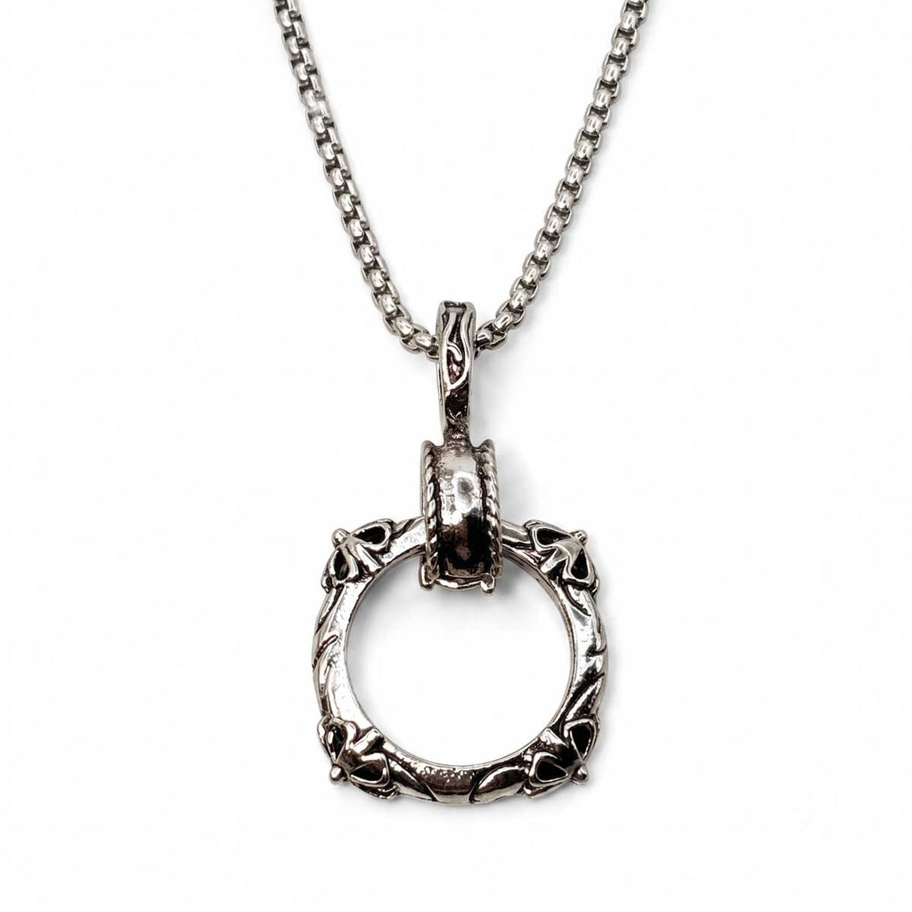 Silberfarbene Edelstahl Herrenkette mit einem Gothic Ring Anhänger, Hauptfoto