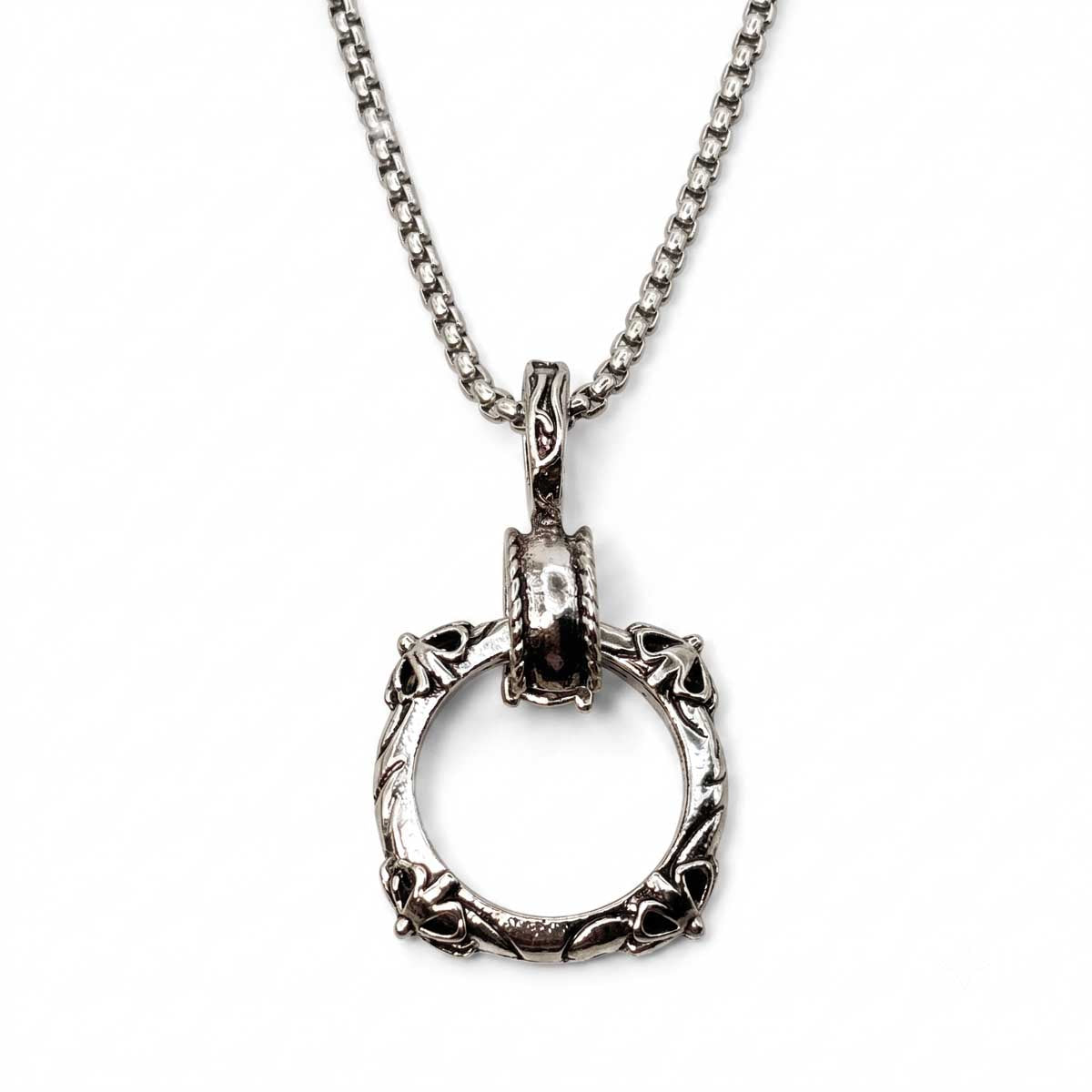 Silberfarbene Edelstahl Herrenkette mit einem Gothic Ring Anhänger, Hauptfoto