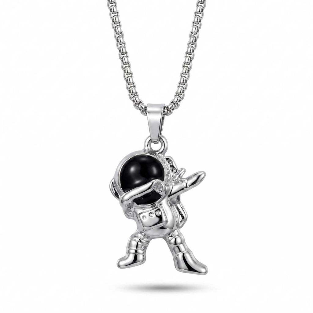 Silberfarbene Edelstahl-Halskette für Herren mit einem Astronauten-Anhänger in Dab-Pose und schwarzem Visier, Hauptfoto
