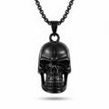 Schwarze Herren-Halskette aus Edelstahl an einer feinen Rundanker-Kette mit einem glänzenden Totenkopf-Anhänger, Hauptfoto