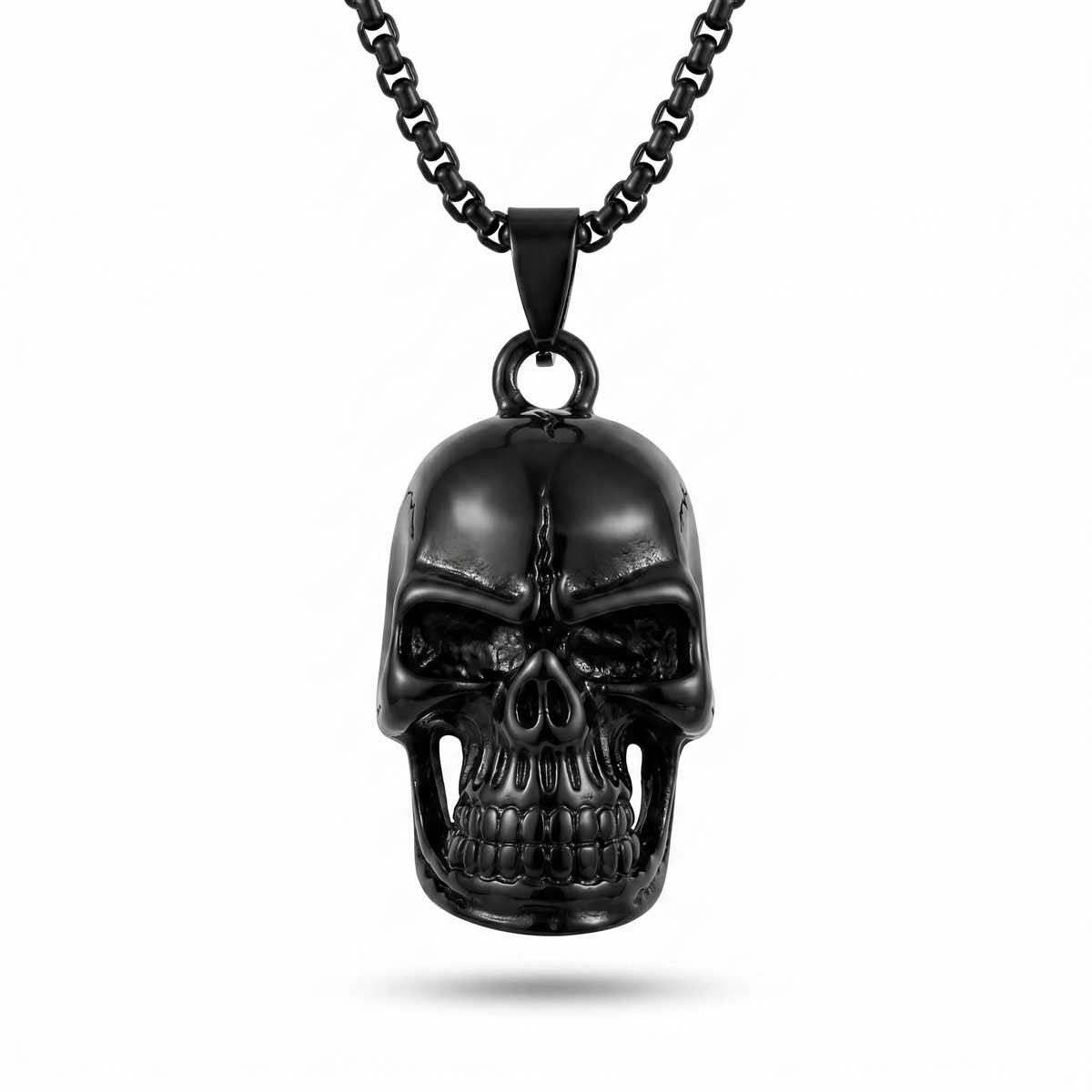 Schwarze Herren-Halskette aus Edelstahl an einer feinen Rundanker-Kette mit einem glänzenden Totenkopf-Anhänger, Hauptfoto