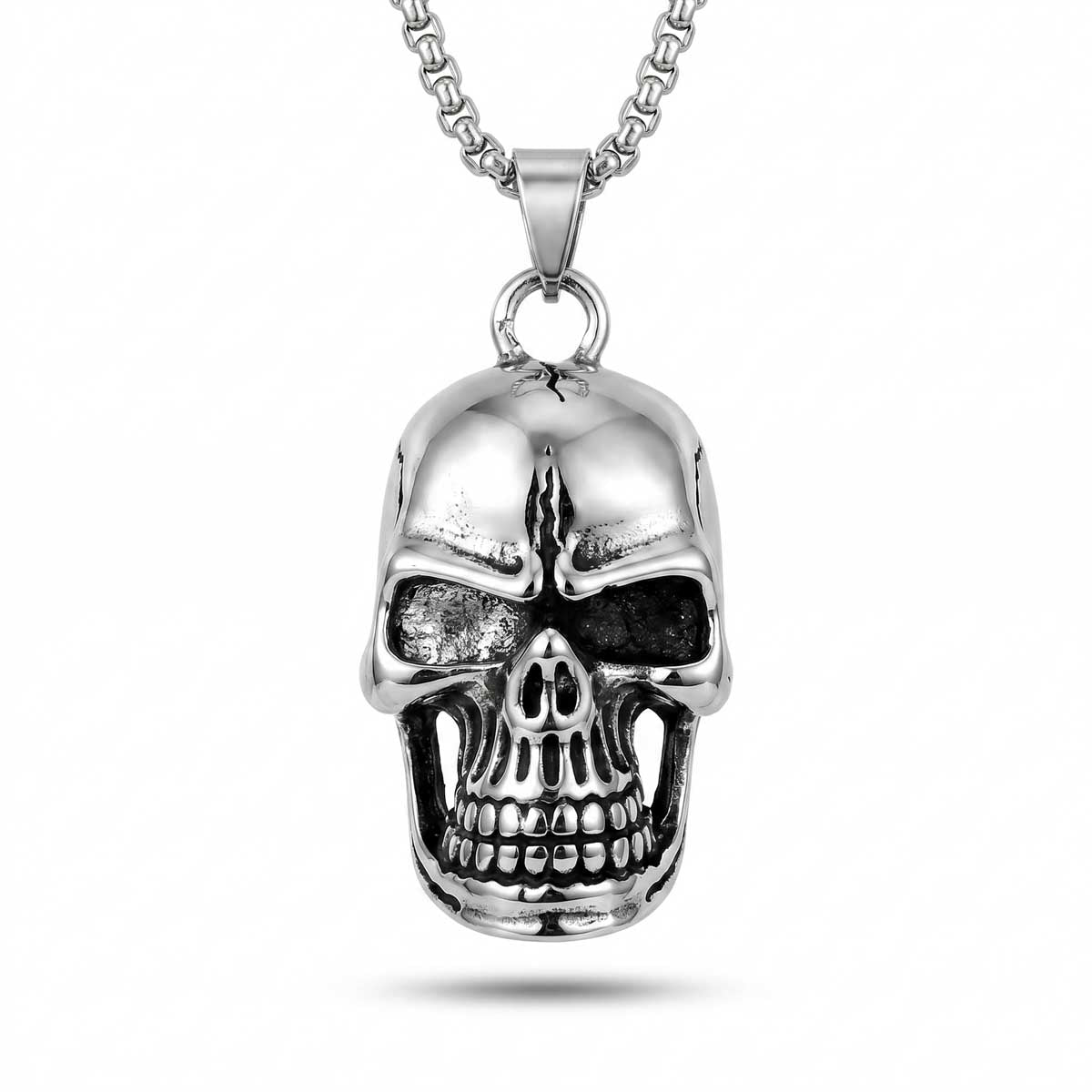 Silberfarbene Herren-Halskette aus Edelstahl mit einem massiven, detailreichen Totenkopf-Anhänger im Biker-Stil, Produktfoto