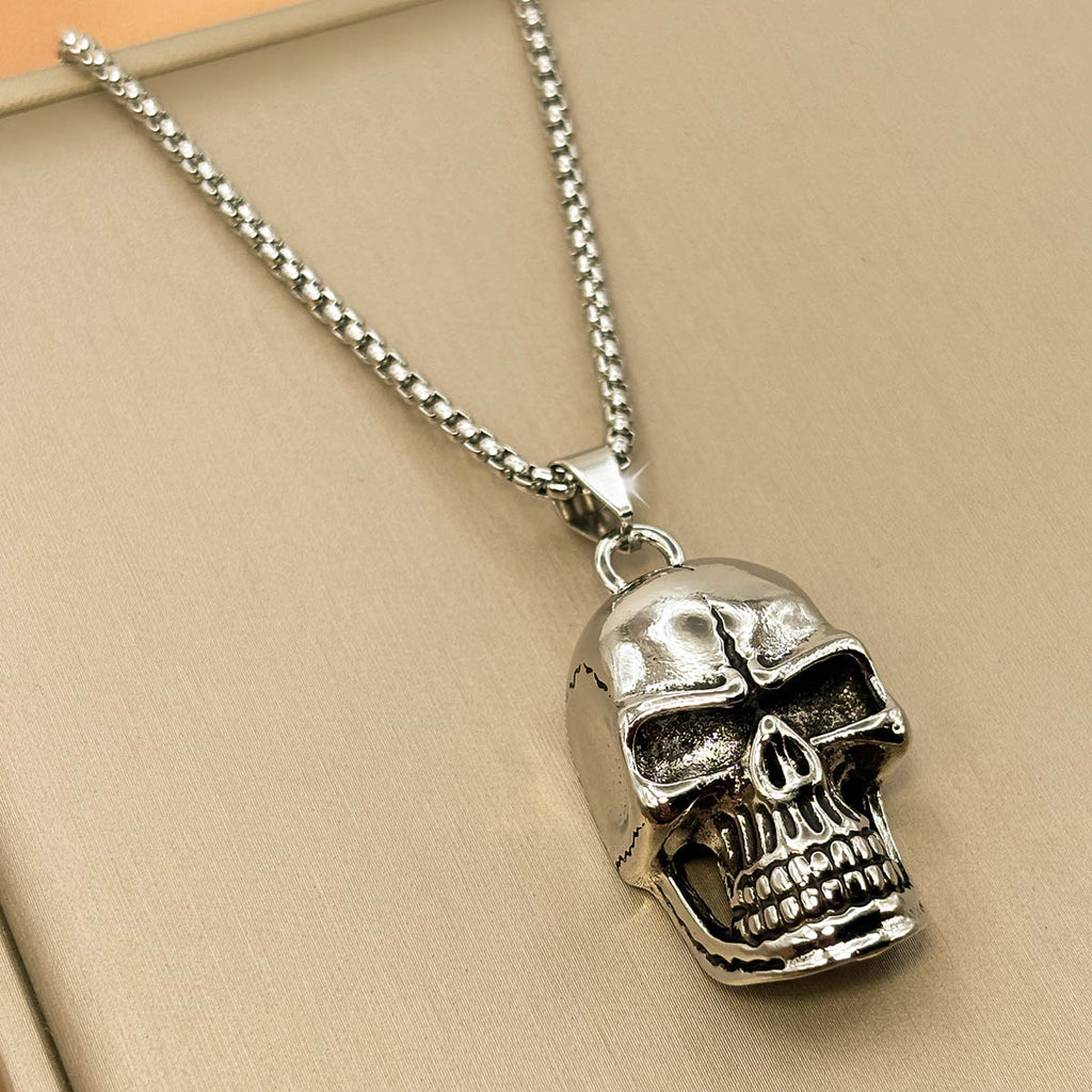 Silberfarbene Herren-Halskette aus Edelstahl mit einem massiven, detailreichen Totenkopf-Anhänger im Biker-Stil, Nahaufnahme.