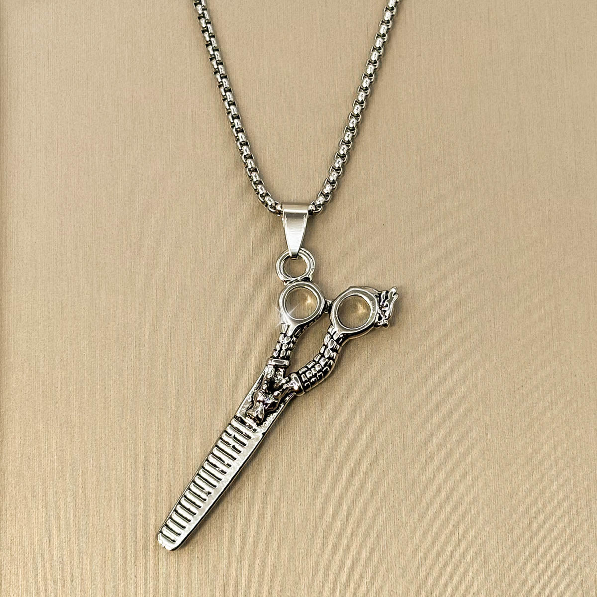Silberfarbene Herren-Halskette aus Edelstahl mit einem detailreichen Scheren-Anhänger im Vintage-Stil für Friseure, Produktfoto