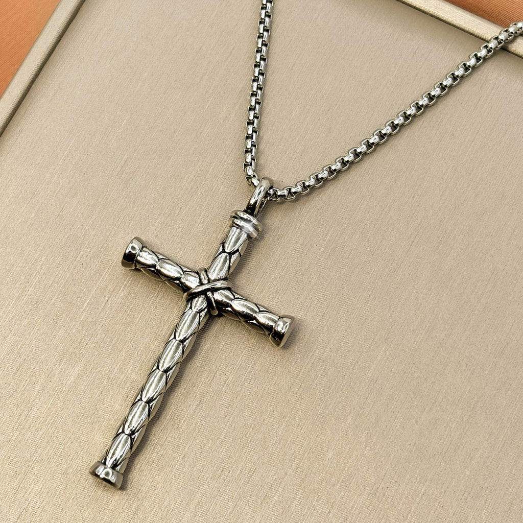Silberfarbene Edelstahl-Halskette für Herren mit einem strukturierten Kreuz-Anhänger im antiken Look, Studioaufnahme.