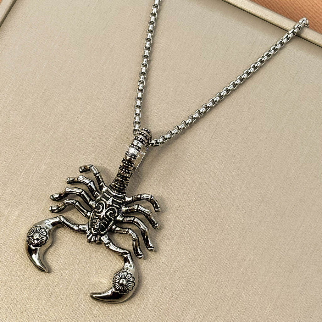 Silberfarbene Edelstahl-Halskette für Herren mit einem massiven Skorpion-Anhänger im antiken Biker-Design, Studioaufnahme.