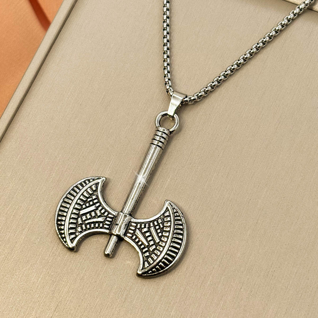 Silberfarbene Edelstahl-Halskette für Herren mit einem detaillierten Doppel-Axt-Anhänger im Biker-Design, Produktbild.