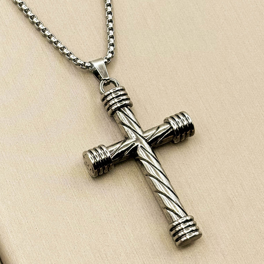 Silberfarbene Herren-Halskette aus Edelstahl mit einem modernen Kreuz-Anhänger aus strukturierten Rundstäben, Produktfoto.