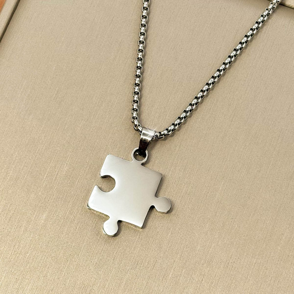 Herren-Kette aus Edelstahl in Silber mit einem minimalistischen, glatten Puzzleteil-Anhänger, Detail-Aufnahme links