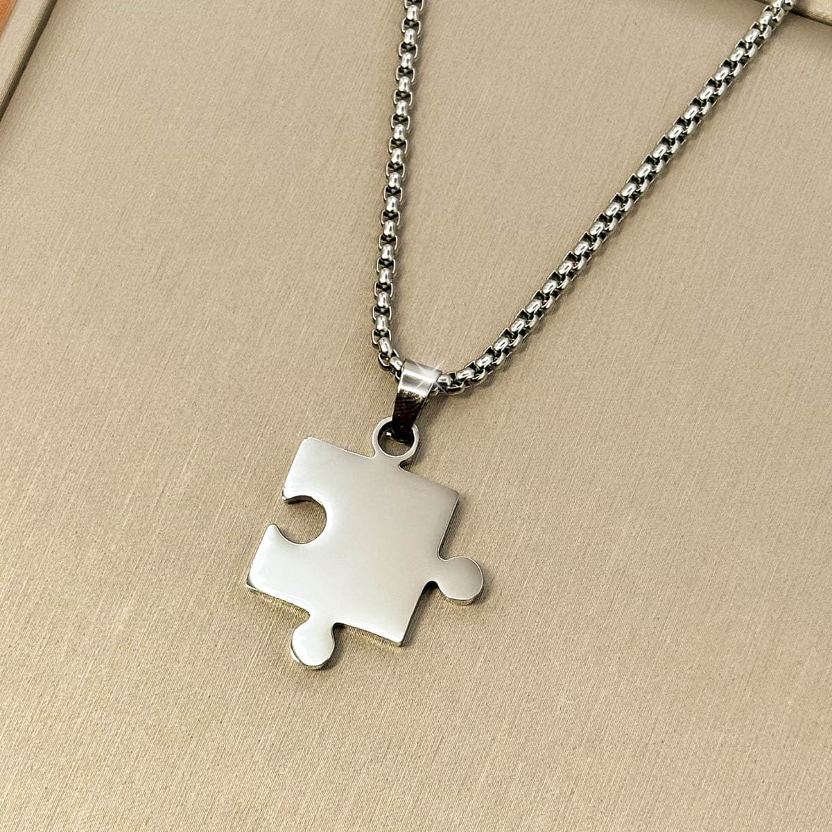 Herren-Kette aus Edelstahl in Silber mit einem minimalistischen, glatten Puzzleteil-Anhänger, Detail-Aufnahme links