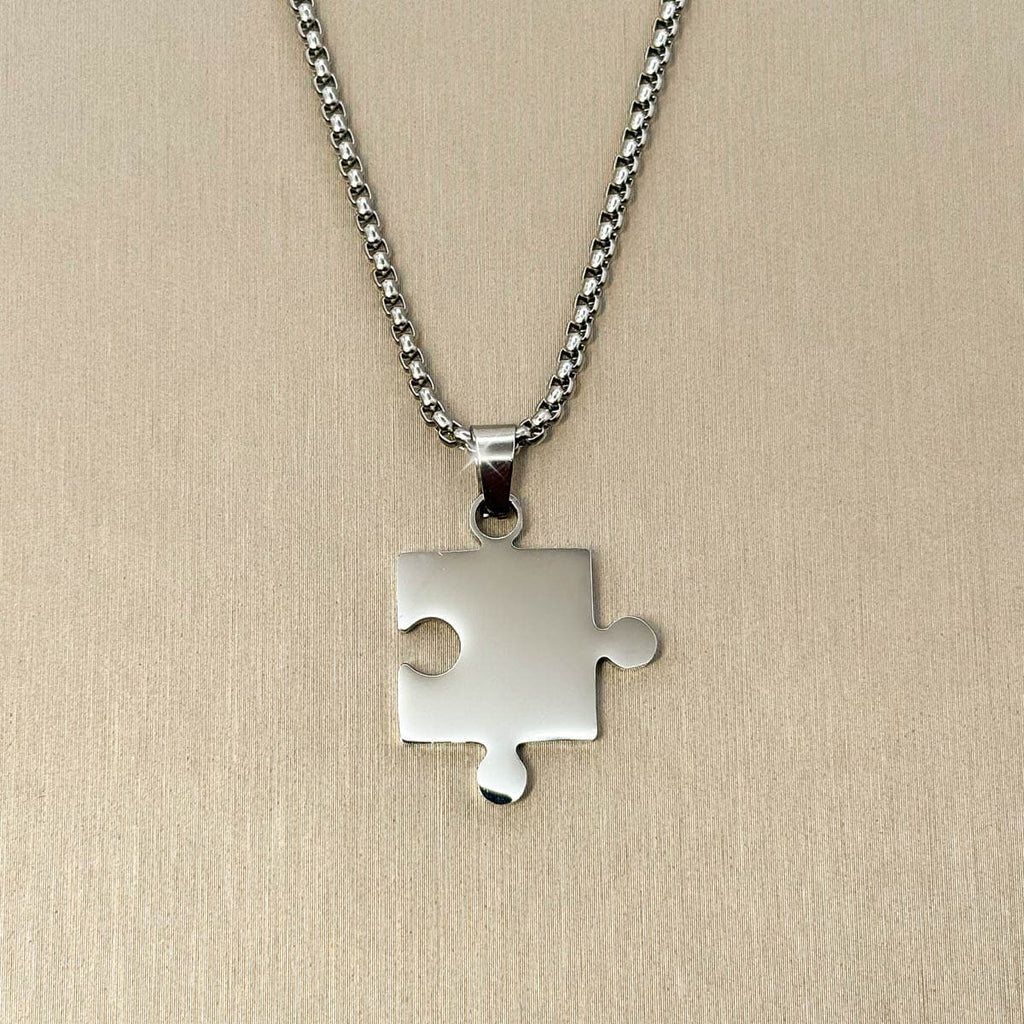 Herren-Kette aus Edelstahl in Silber mit einem minimalistischen, glatten Puzzleteil-Anhänger, Detail-Aufnahme