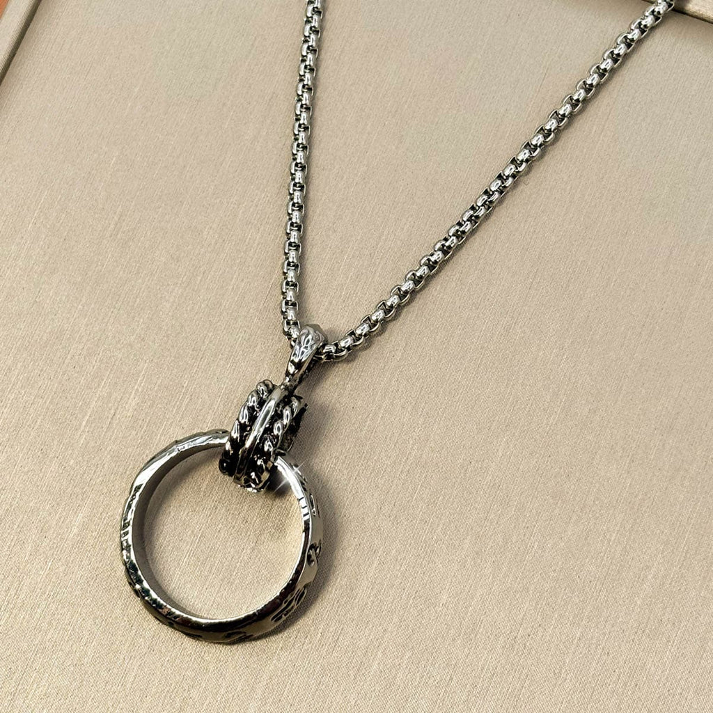 Edelstahl-Herrenkette in Silber mit einem Wikinger Ring Anhänger, Nahaufnahme links